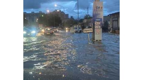 Pioggia e allagamenti, l'acqua invade anche alcuni locali dell'aeroporto: dirottati i voli in arrivo a Palermo