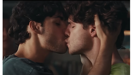 Lo spot con il bacio gay e la beffa di Pillon (ridateci Peppa Pig!) – VIDEO