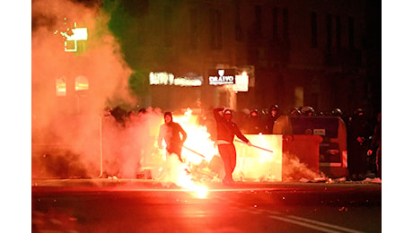 Scontri derby di Genova, arrestati cinque ultras di Genoa e Sampdoria: eseguite perquisizioni domiciliari