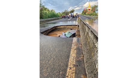 Maltempo, si apre voragine su Ss 280 e auto finisce dentro, salvi i passeggeri