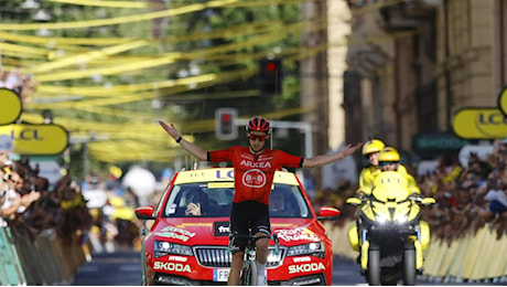 Tour de France, Vauquelin vince a Bologna. Pogacar e Vingegaard danno spettacolo: duellano sul San Luca, lo sloveno si prende la maglia gialla