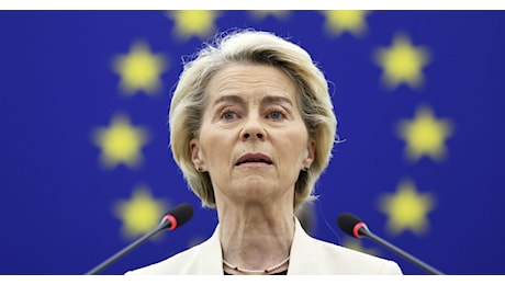 Parlamento Ue ancora contro von der Leyen, ok all’emendamento M5s: “Non può scavalcarci sul piano di riarmo”