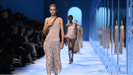 La sfilata di Dior alla Paris Fashion Week porta lo sport in passerella, costumi e body sono il must-have, da soli o con gonne da sogno