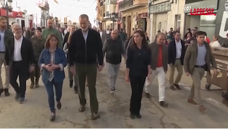 VIDEO Spagna, Felipe e Letizia tornano nelle zone alluvionate