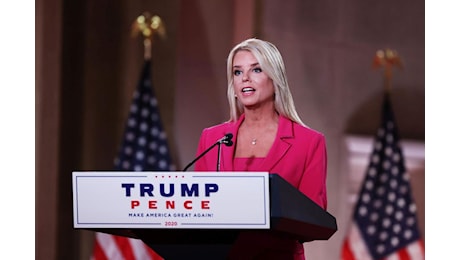 Usa, Trump nomina Pam Bondi ministro della Giustizia. La scelta dopo il ritiro di Gaetz