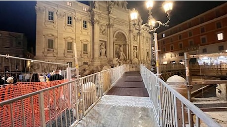 Roma, a fontana di Trevi la «passeggiata» sulla vasca senz'acqua: video