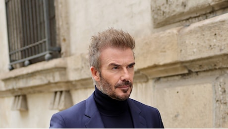 David Beckham alla Milano Fashion Week 2024 per Boss: è lui l'icona assoluta dell'eleganza sportiva