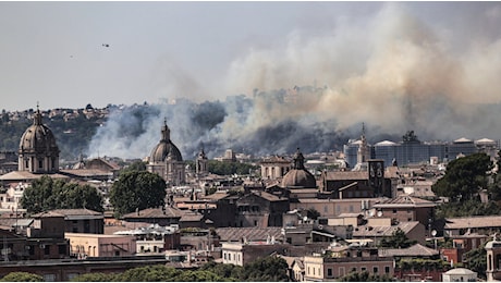 Brucia Roma. Collina di Monte Mario in fiamme: evacuata la sede Rai, salta la trasmissione Estate in diretta