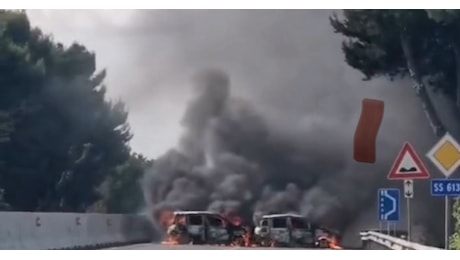 Rapina a portavalori con mitragliatrici nel Salento, furgoni e auto in fiamme sulla superstrada, bottino da 3mln di euro - VIDEO
