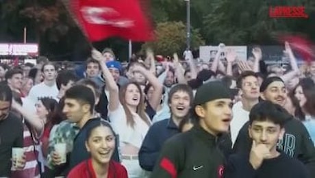 Vienna, i tifosi della Turchia festeggiano la vittoria contro l'Austria: bandiere e cori nel centro della Capitale