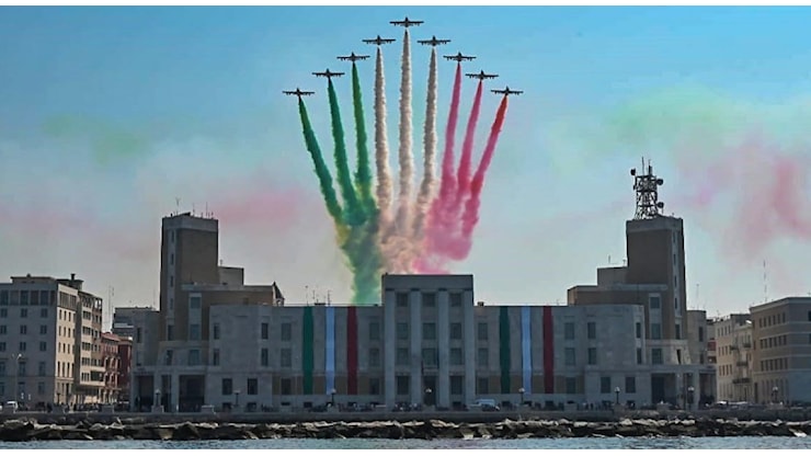Le Frecce tricolori tornano a solcare il cielo di Bari: confermato il sorvolo per San Nicola il 7 maggio - Telebari Le Frecce tricolori tornano a solcare il cielo di Bari: confermato il sorvolo per San Nicola il 7 maggio - Telebari