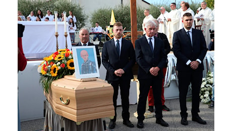 Sammy Basso, in migliaia ai funerali a Tezze sul Brenta. La sua lettera: “Ricordatemi facendo festa”