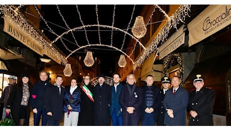 Firenze apre le porte al natale, Ponte vecchio si illumina delle luminare natalizie LED a basso consumo elettrico
