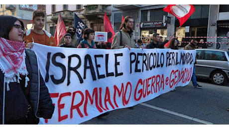 Corteo pro Palestina a Milano, cori contro Meloni e Crosetto: Servi della Nato e del sionismo - Video