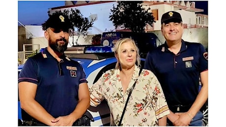 Tina Cipollari con gli agenti di polizia, la foto sul profilo della Questura scatena ironia e critiche