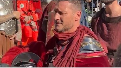 Francesco Totti gladiatore (a sorpresa) a Lucca Comics 2024: il video