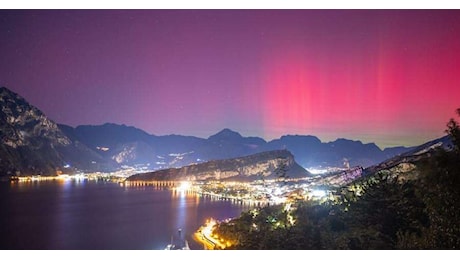 Che spettacolo l'aurora boreale sul lago di Garda