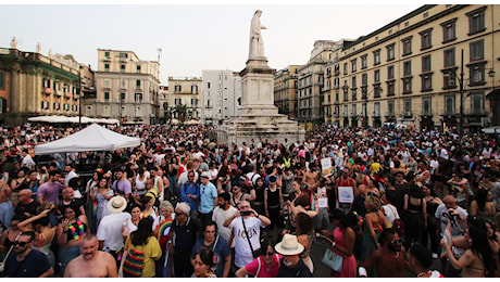 Napoli Pride 2024, aggredite due ragazze: «Colpite con i caschi in via Toledo»