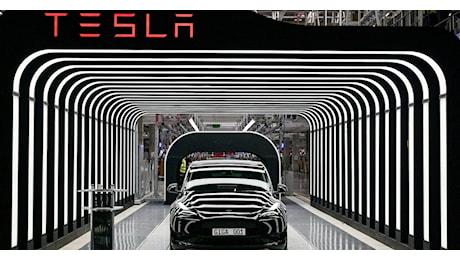 Tesla, primo storico calo delle consegne nel 2024. Crollo in Borsa