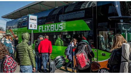 «Scaricato in tangenziale in piena notte dal Flixbus che avrebbe dovuto riportarmi a casa»: la denuncia del 19enne Giuseppe De Nicolo