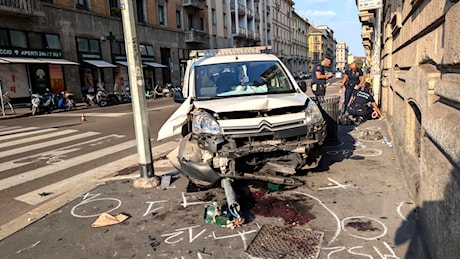 Incidente in centro a Milano, furgone travolge 4 persone: uomo in fin di vita, altri 3 feriti