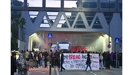 Centri sociali in corteo a Torino contro la riapertura del Cpr