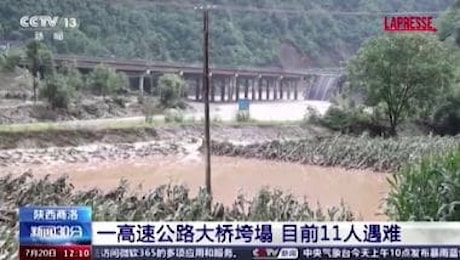 Cina, forti piogge nello Shaanxi fanno crollare ponte: 11 morti