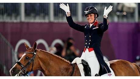 La stella dell’equitazione Charlotte Dujardin lascia Parigi: è indagata per maltrattamenti sui cavalli. “Non ho scuse”, ma è recidiva