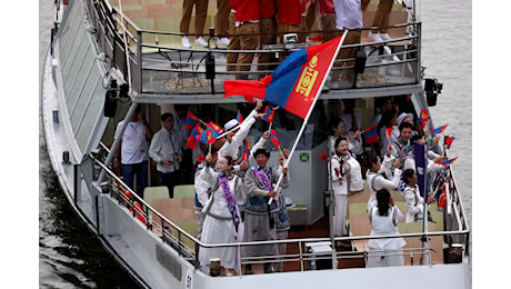 Olimpiadi 2024, il significato delle divise della Mongolia durante la cerimonia di apertura