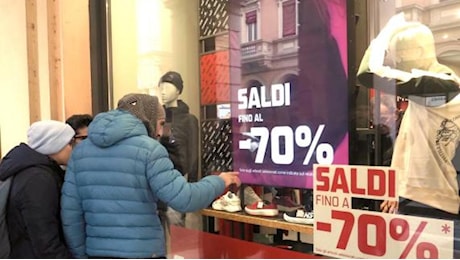 Saldi invernali 2025 al via in Veneto: «Ma le ragazze sono rapite dai siti cinesi»