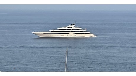 A Panarea arriva uno yacht di cento metri, ma non è quello di Zuckerberg