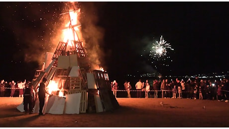 VIDEO | Tra luci, musica e tradizione i fuochi di Santa Lucia accendono speranza e unità a Crotone