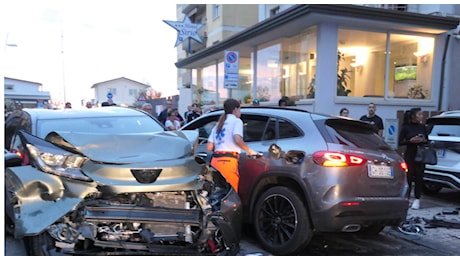 Investe con l’auto 8 persone, il dramma in Versilia: due turiste sono morte, sei feriti