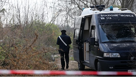 Cadavere trovato nel bosco: segni di ferite sulla testa