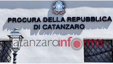 Ho bisogno di 200 euro in più Ti ho già aiutato con un'operazione in banca, lo spietato sistema Paoletti e la disperazione di un dipendente