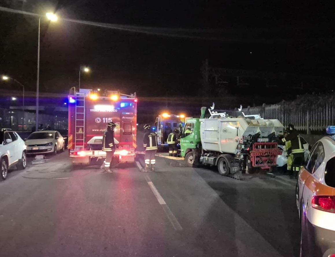 Incidente Sul Lavoro A Milano, Operaio Dell'Amsa Muore Schiacciato Tra ...