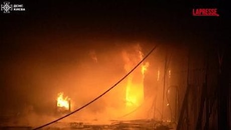 Ucraina, attacchi russi su Kiev nella notte: i video degli incendi negli edifici colpiti