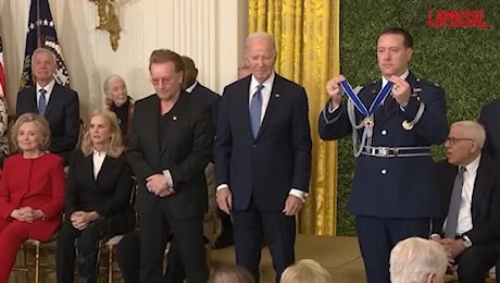 Biden consegna la Medal of Freedom a Bono Vox, Denzel Washington e Hillary Clinton