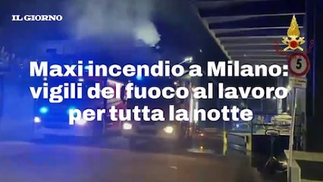 Maxi incendio a Milano: vigili del fuoco al lavoro per tutta la notte