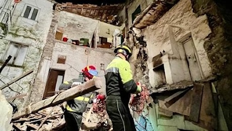 Crollo palazzina Sessa Aurunca, salgono a 12 le persone evacuate: si cercano dispersi