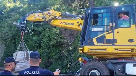 La rimozione della gru dal luogo dell'incidente a Meina - Video