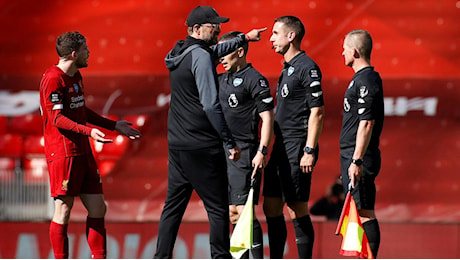 Insulti a Klopp e al Liverpool, sospeso l’arbitro Coote