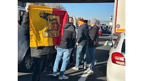 Incidente in A1, lunghe code nel tratto aretino: tra gli automobilisti in strada anche tifosi della Roma (FOTO)