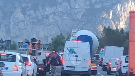 Lecco, chiusa per allagamento la galleria San Martino: traffico deviato, caos sul lungolago e per le vie del centro