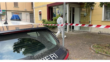 Spara alla moglie nel parcheggio del supermercato e si uccide