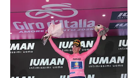Giro d'Italia 2025, Mads Pedersen: La vittoria più bella, indossare la Maglia Rosa è fantastico