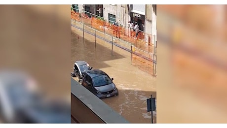 Milano, fiume d’acqua allaga via Fontana: strada bloccata e disagi – Video