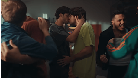 Due ragazzi si baciano in uno spot e Simone Pillon impazzisce: Disgustoso, a quell'ora ci sono i bambini (VIDEO)