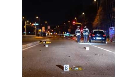 È morta la donna travolta da un'auto mentre attraversava sulle strisce a Milano