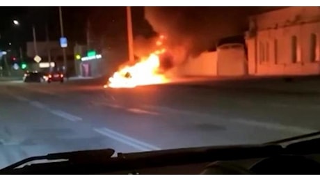 Riprese di testimoni oculari mostrano un cratere e un veicolo in fiamme a Odessa: video